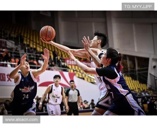 与足球明星同场竞技挑战篮球技艺的精彩瞬间